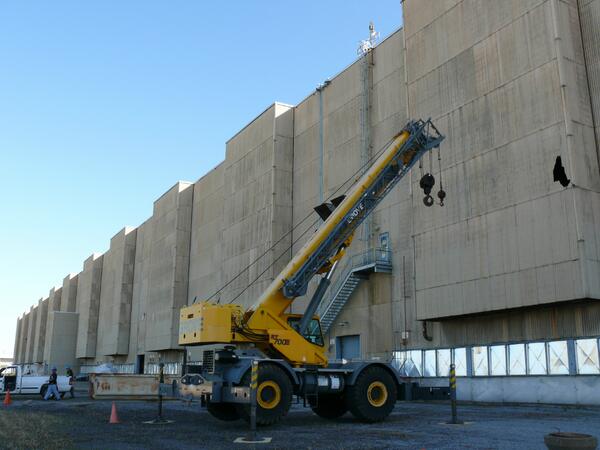 Workers at USEC's Paducah Plant position a crane to begin repair work on the side of a building damaged in the storm. pic.twitter.com/InU7x7IlwA