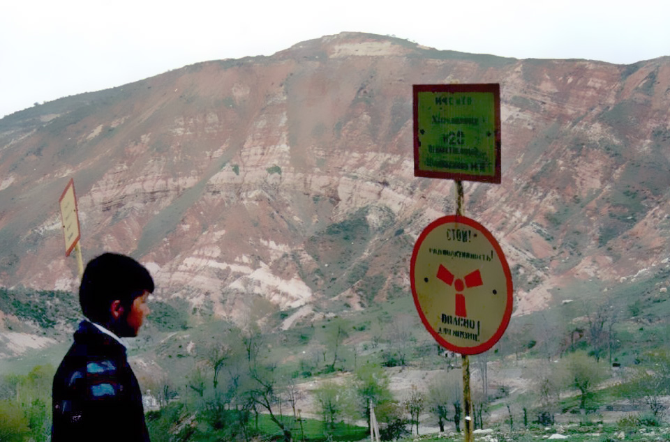 Kirgisistan-uran-gruvedrift-varselskilt